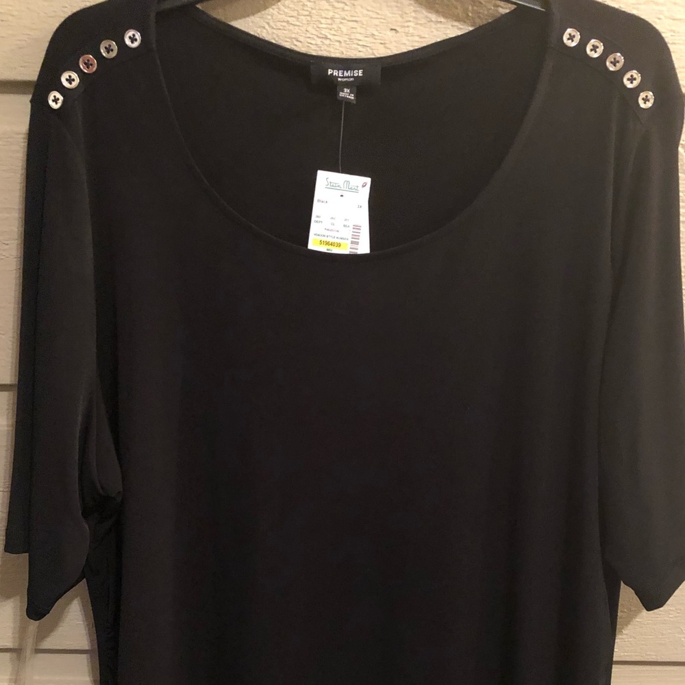 Top with short sleeves.